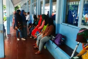 Orang tua siswa SDN 17 Kuningan saat menjempur anaknya di SDN 17 Kuningan.